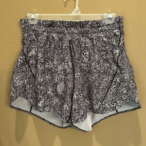 Lululemon Size 8 Track That Short 5” Lined
